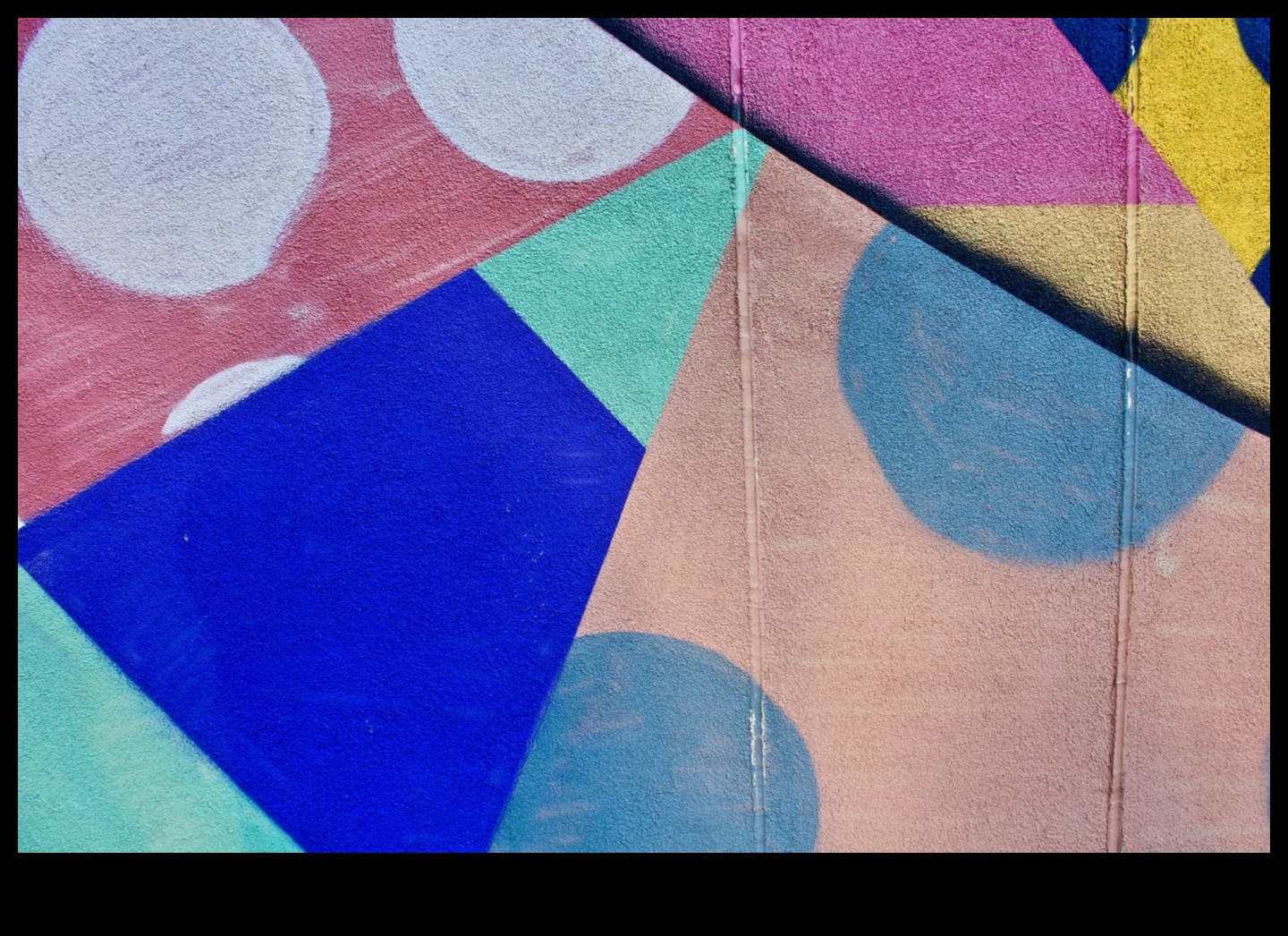 Abstrakts sastāvs: intriģējošu vizuālo izkārtojumu veidošana