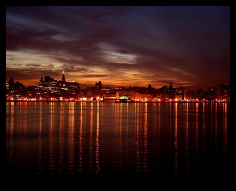 Nakts pārdomas: pilsētas gaismas pilsētas ūdeņos