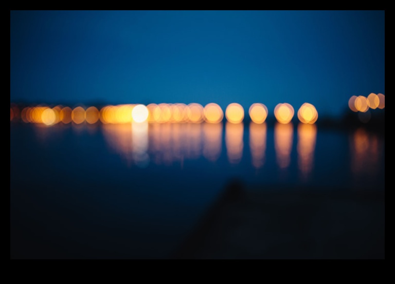 Nakts pārdomas: pilsētas gaismas pilsētas ūdeņos