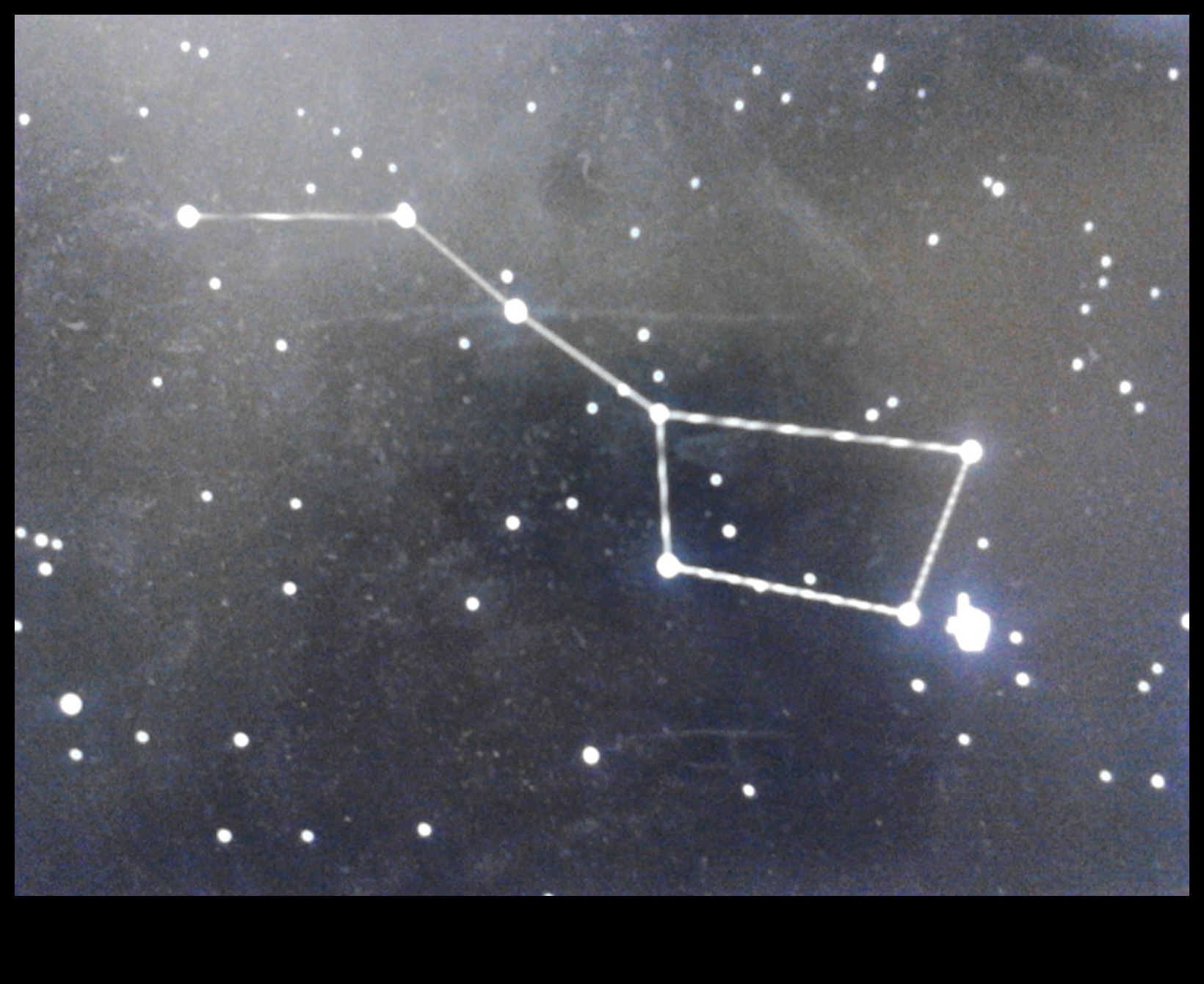 Savienojošie zvaigznāji: sociālo tīklu zvaigžņu kartēšana