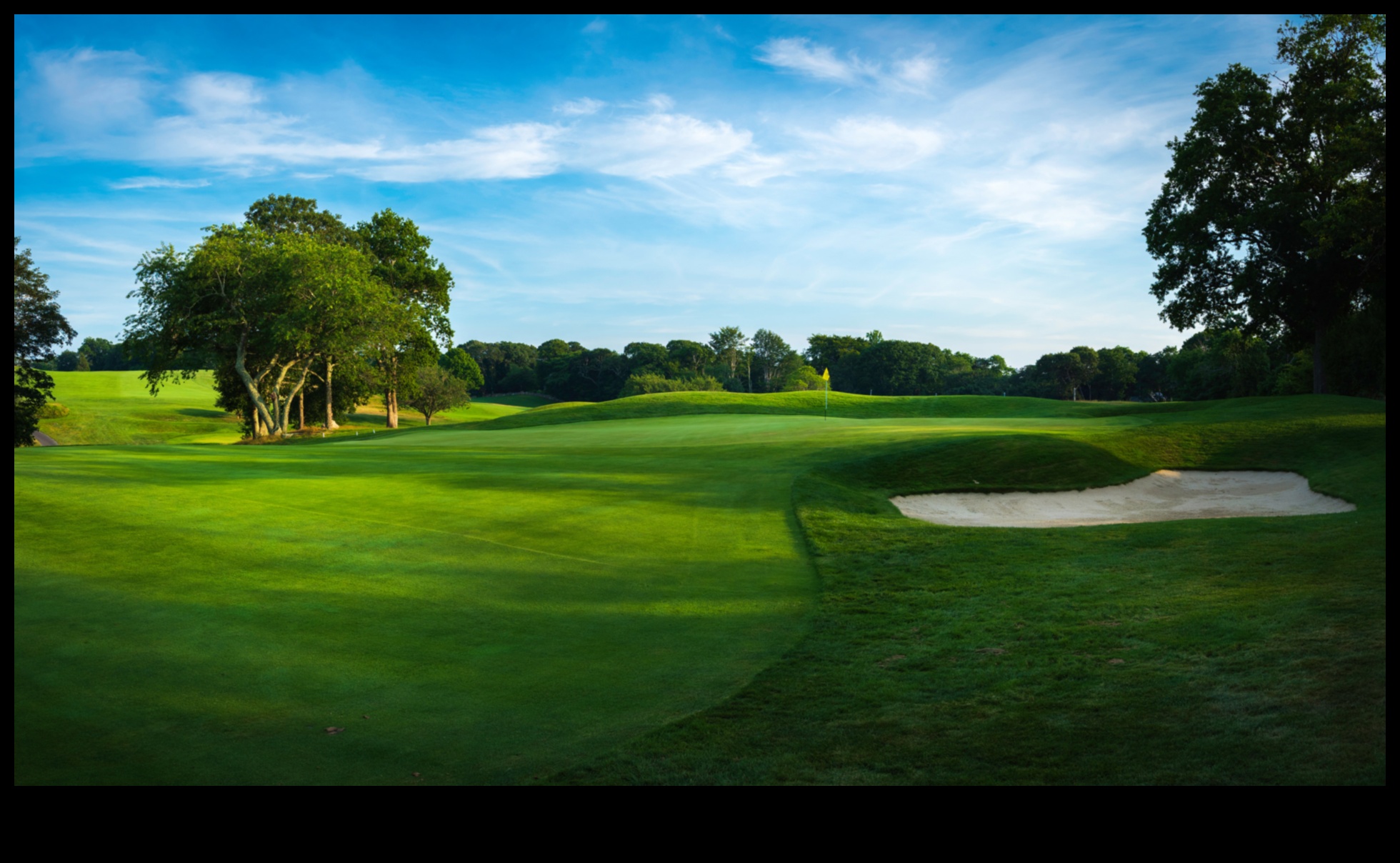 Kā ainavas veicina golfa laukumu estētisko pievilcību?