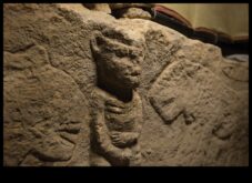 Iegravēti pasakas, kas atroda seno artefaktu stāstus