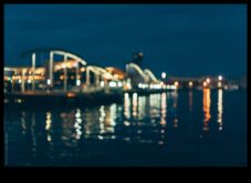 Pilsētas saules gaismas atspīd pilsētas ūdeņos